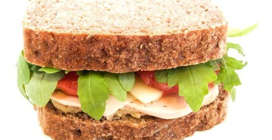 Сэндвичи со свежим мясным хлебом, рукколой, майонезным соусом и цельнозерновым хлебом