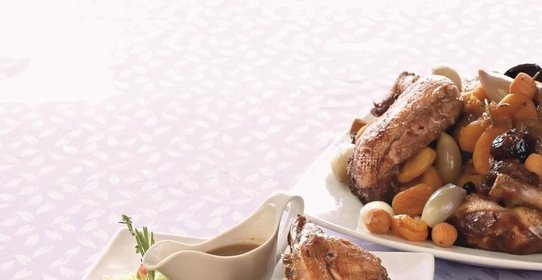 Цыпленок в красном вине с сухофруктами