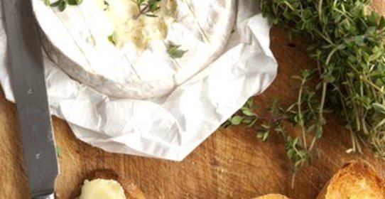 Печеный камамбер с тимьяном, чесноком и чесночным хлебом