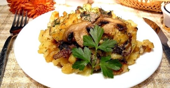 Жареная картошка с грибами и сливками