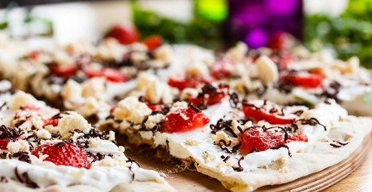 Пицца с клубникой