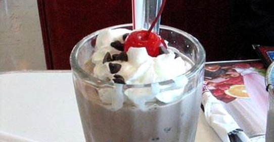 Коктейль Царский сюрприз с шоколадной крошкой