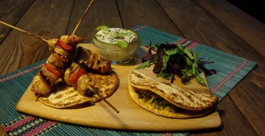 Лепешки индийские с дайконом (мули паратха) к шашлычкам из индейки (тикка-масала) с огуречной райтой