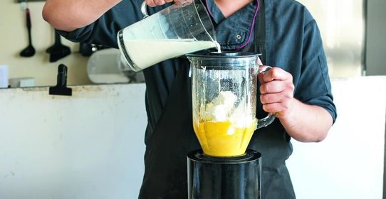 Манговый молочный коктейль