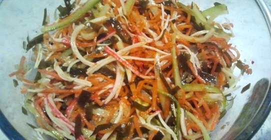 Салат с морской капустой и крабовыми палочками