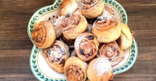 Сдобные булочки с изюмом и грецким орехом