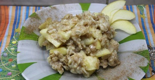 Овсянка с медом и яблоками в сливках