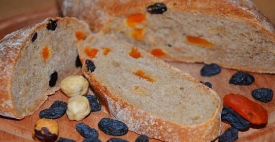 Домашний хлеб с сухофруктами и фундуком