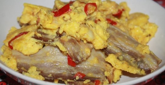 Пышный омлет со свиной грудинкой и луком