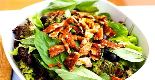 Салат из сулугуни и винограда