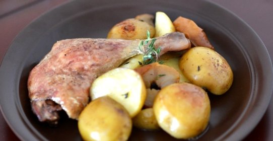 Утиные окорочка с яблоками в духовке
