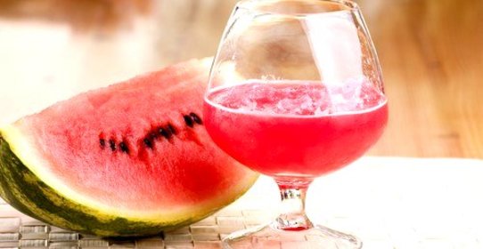 Клюквенно-арбузный пунш с водкой и ликером «Куантро»