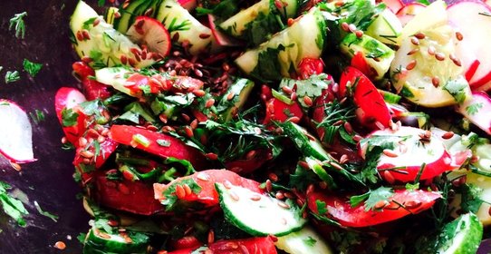 Летний салат с льняным маслом