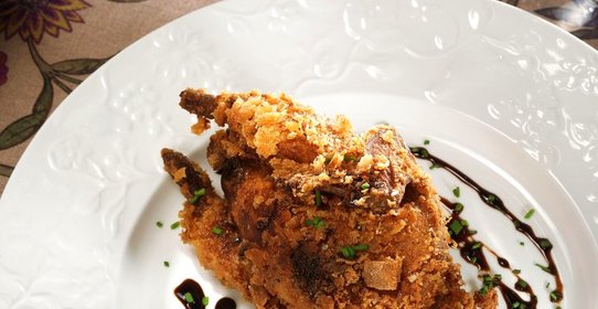 Жареные перепелки с вафлями и кленовым сиропом