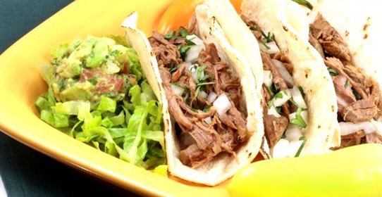 Говядина с какао, корицей и салатом