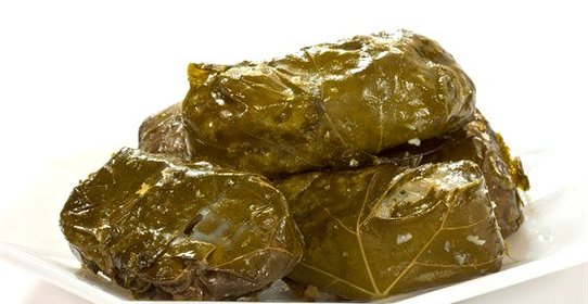 Филе синеглазки в виноградных листьях с лимонно-укропным маслом