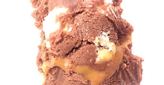 Шоколадное мороженое с маршмэллоу, миндалем и карамельной прослойкой