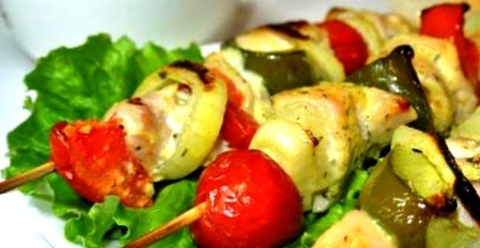 Курица на шпажках с овощами