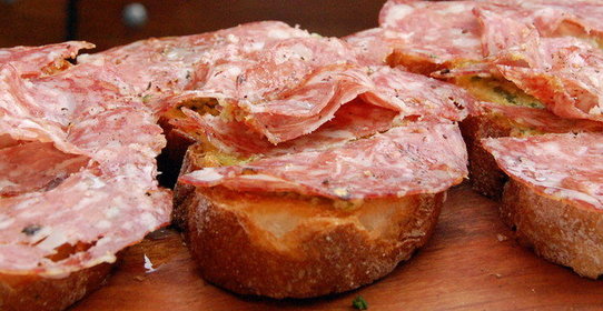 Брускетта с салями и корнишонами