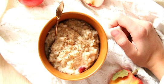 Овсяная каша с ванилью, яблоком и арахисовым маслом