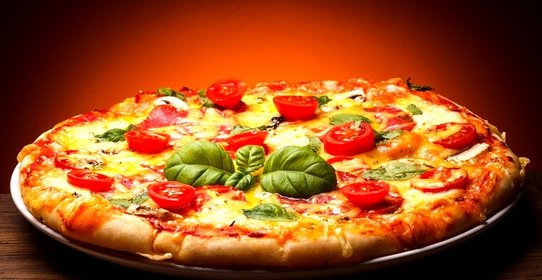 Пицца в домашних условиях с колбасой, сыром и помидорами