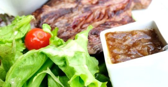 Заправка из печеного чеснока, соевого соуса и имбиря