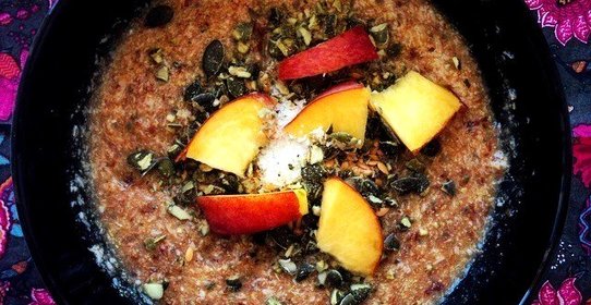 Льняная каша сыроедческая с кокосом и персиком