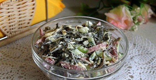 Салат из морской капусты с колбасой и сыром