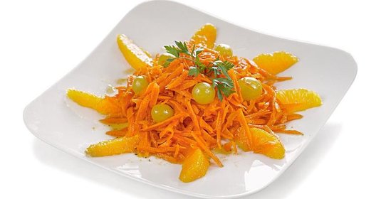 Салат из моркови с апельсинами и виноградом