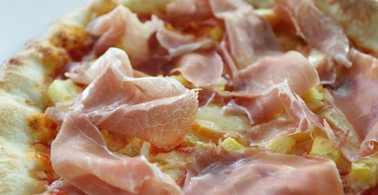 Пицца с ветчиной и сыром