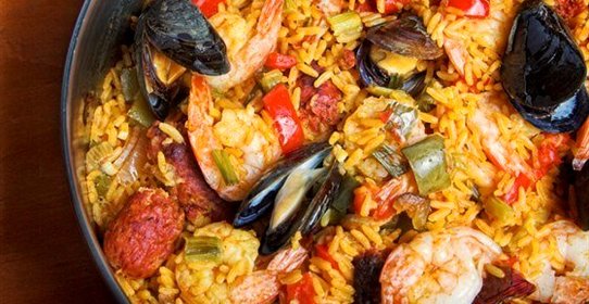 Быстрая паэлья с колбасой и морскими гадами