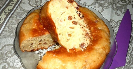 Пирог на ряженке с изюмом