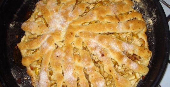Песочный ореховый пирог с орехами изюмом и яблоками