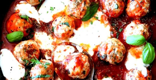 Тефтели с моцареллой в томатном соусе