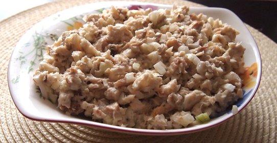 Салат с треской, луком, яйцом