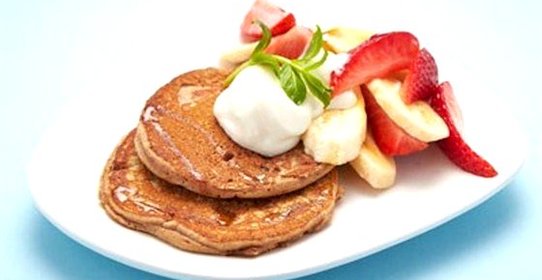 Блины из спельтовой муки со свежими фруктами и натуральным йогуртом