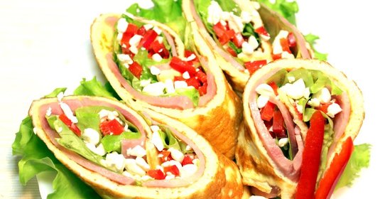 Рулет из омлета с зерненым творогом