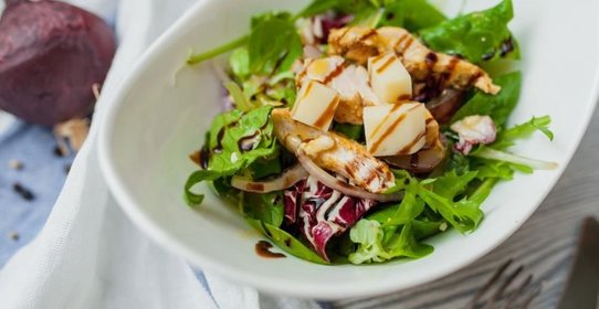 Салат с курицей-гриль, виноградом и козьим сыром под медовым соусом с бальзамиком