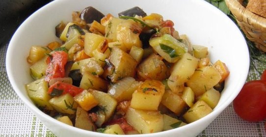 Овощное рагу: кабачки баклажаны картофель