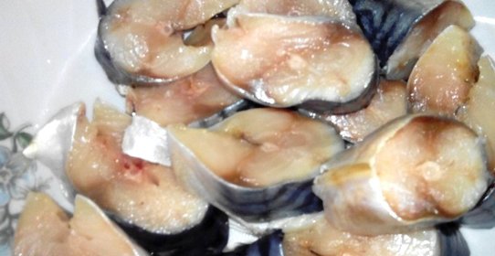 Соленая скумбрия с кориандром и перцем