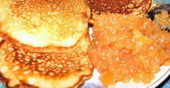Яблочные оладьи с айвовым джемом