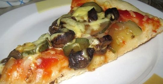 Пикантная пицца с шампиньонами и маринованными огурцами