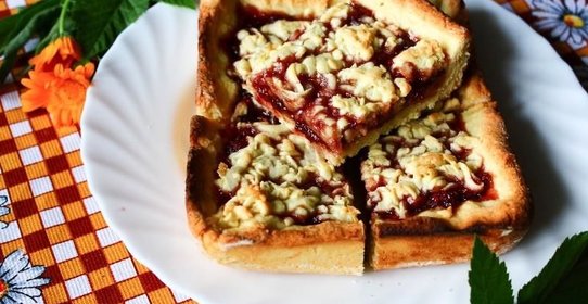 Пирог с малиновым вареньем