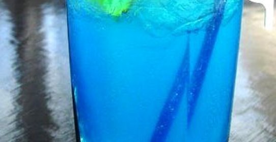 Коктейль «Голубая лагуна» с ананасом