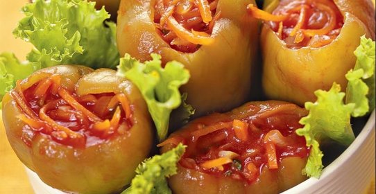 Салат Фаршированные сладкие перцы, маринованные в томатном соке
