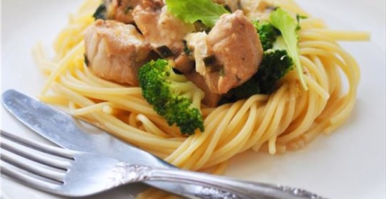 Паста с курицей, брокколи и соусом из сливок и камамбера