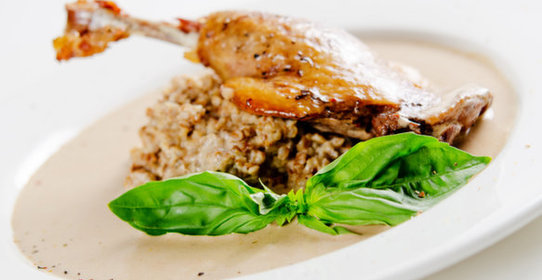 Куриные ножки с душистыми травами и гречкой