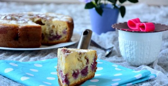 Шарлотка с малиной из мультиварки