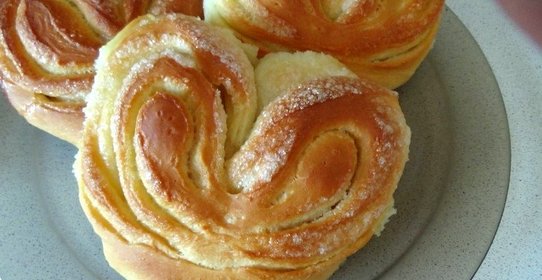Булочки-сердечки с сахаром