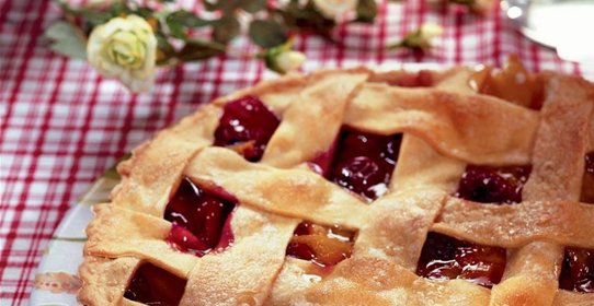 Пирог с персиками и вишнями